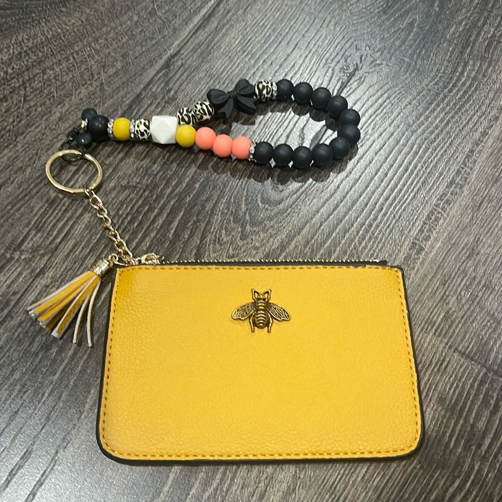 Perfect wristlet for the on the go mamas!!